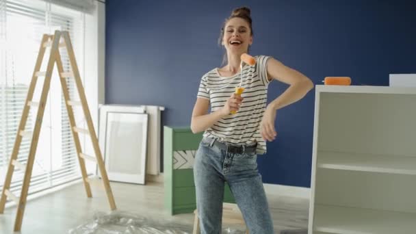 Portrait Video Young Woman Ready Paint Room Shot Red Helium — Stock Video