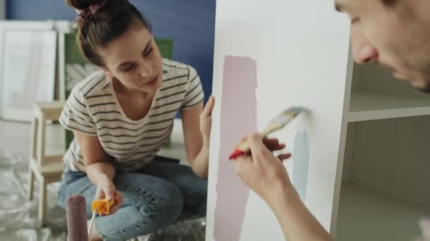 Suivi Vidéo Peinture Couple Choix Bonne Couleur Tourné Avec Caméra — Video