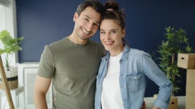Yeni evdeki genç bir çiftin el yapımı video portresi. 8K 'da kırmızı helyum kamerayla çekildi.