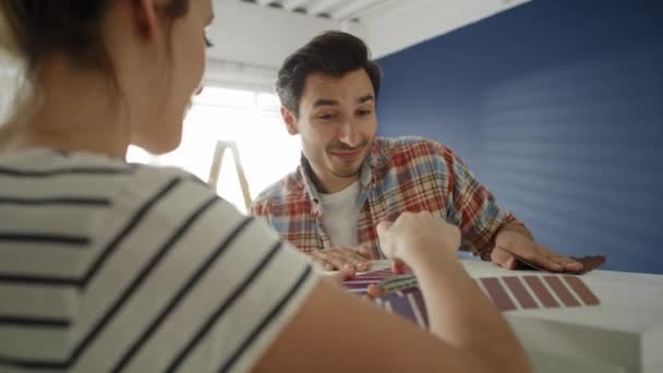 Vídeo Portátil Casal Escolhendo Novas Cores Para Mobília Tiro Com — Vídeo de Stock