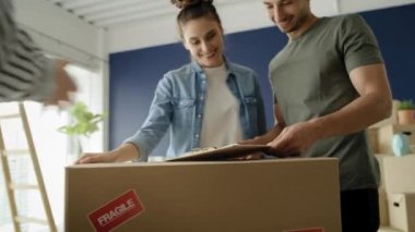 Ev satın alma anlaşmasını imzalarken çekilmiş görüntüler. 8K 'da kırmızı helyum kamerayla çekildi.