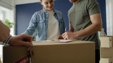 Ev satın alma sözleşmesi imzalayan genç bir çiftin el kamerasıyla çekilmiş görüntüleri. 8K 'da kırmızı helyum kamerayla çekildi.