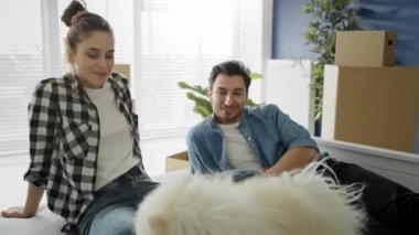 Yeni evdeki çiftin köpekle el kamerasıyla çekilmiş görüntüleri. 8K 'da kırmızı helyum kamerayla çekildi.