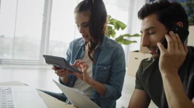 Ev taşırken faiz sayan ve arayan çiftlerin videosu. 8K 'da kırmızı helyum kamerayla çekildi.