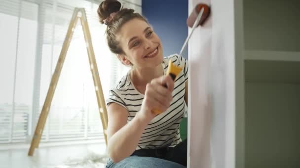 Video Una Mujer Feliz Señalando Muebles Viejos Con Rodillo Fotografía — Vídeo de stock