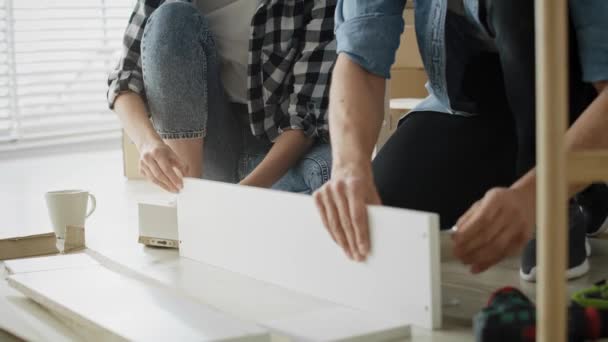 Vidéo Jeunes Couples Installant Une Étagère Ensemble Tourné Avec Caméra — Video