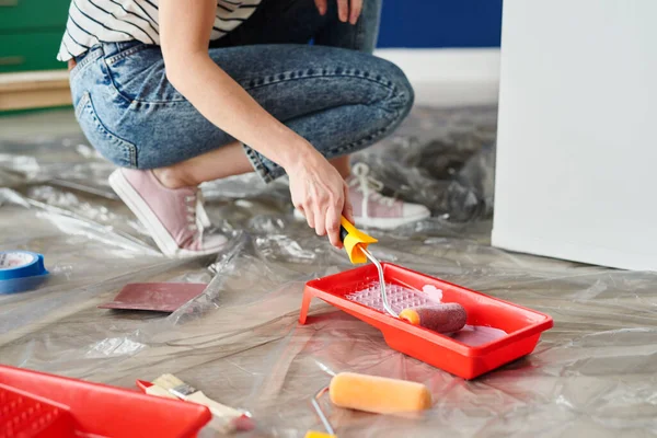 Detail Einer Frau Die Ein Altes Mobiliar Übermalt — Stockfoto