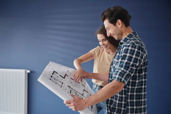 Side View Couple Browsing Home Blueprint — Stock Photo, Image