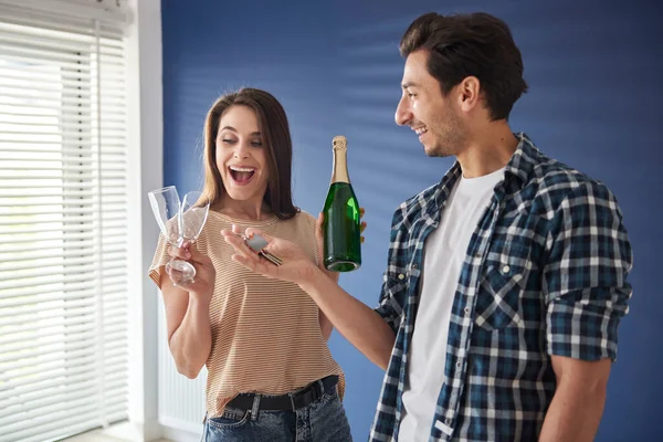 用香槟庆祝房子所有权的夫妇 — 图库照片