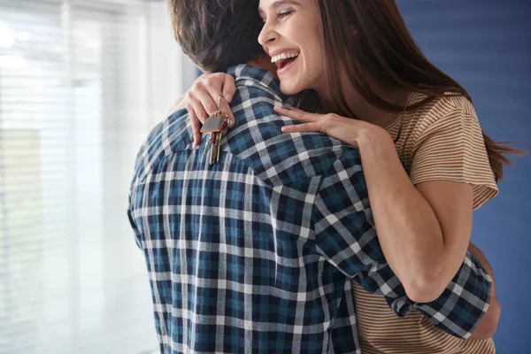 Primer Plano Pareja Joven Finalmente Compró Una Casa Ensueño — Foto de Stock