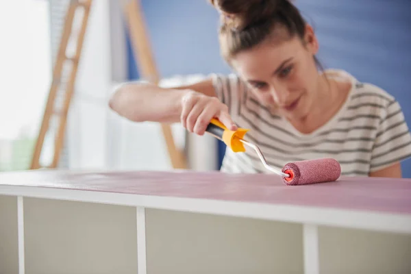 专心致志的女人自己画旧家具 — 图库照片