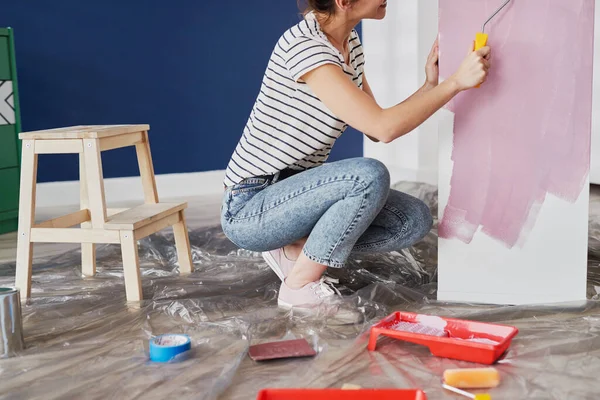 Young Woman Repainting Furniture Diy — Stock Photo, Image
