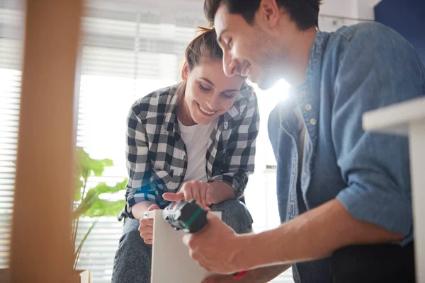 Pareja Alegre Ayudándose Mutuamente Instalación Muebles —  Fotos de Stock