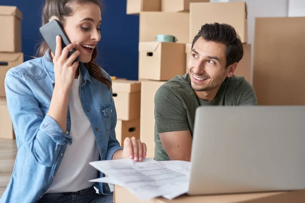 Alegre Pareja Haciendo Cosas Por Teléfono —  Fotos de Stock