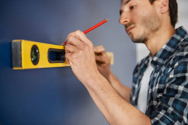 Fokusmann Überprüft Das Niveau Der Mauer — Stockfoto