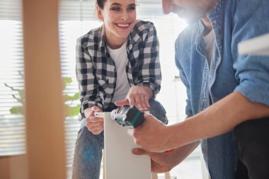 Mobilya döşenmesinde işbirliği yapan çift