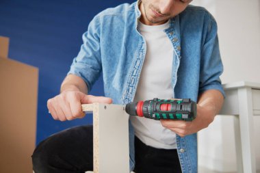 Mobilyaları tek başına kuran adam.