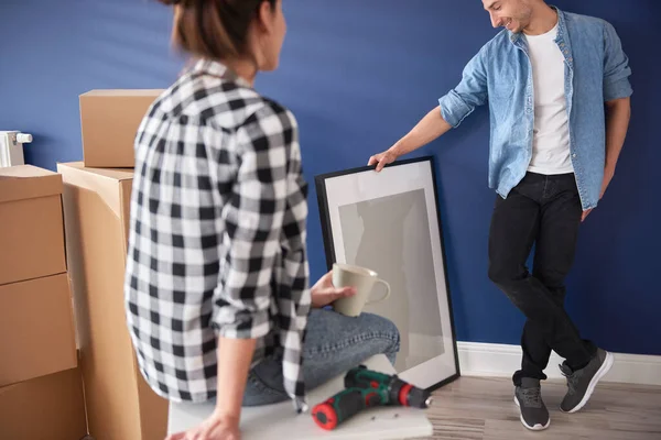 Pareja Pensando Decoración Del Hogar — Foto de Stock