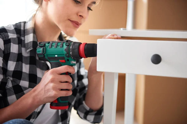 Mujer Independiente Reparación Muebles Con Taladro Electrónico — Foto de Stock