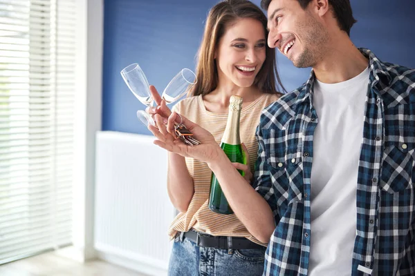 家庭の所有権を祝うシャンパンとカップル — ストック写真