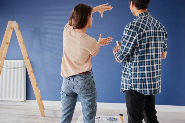 Pareja Haciendo Ideas Para Nueva Casa — Foto de Stock