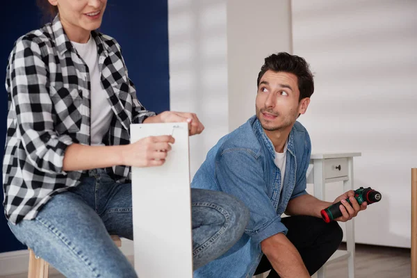 Young Couple Using Electric Drill Install Furnitures — Stock Photo, Image