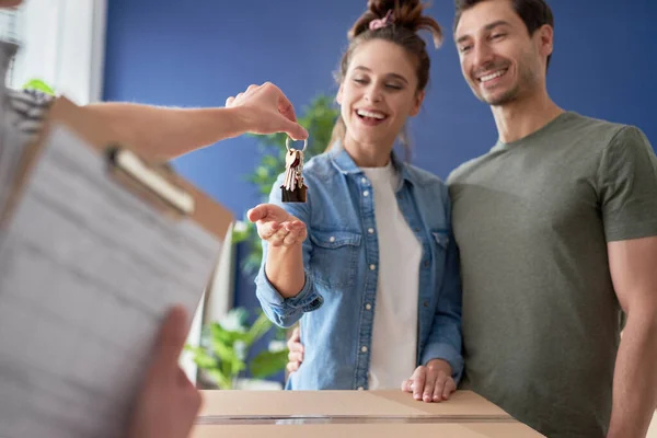 Paar Bekommt Endlich Hausschlüssel — Stockfoto