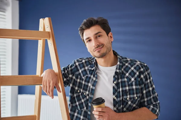 Pausa Para Tomar Café Mientras Renueva Una Casa — Foto de Stock