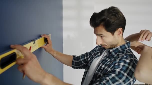 Video Pareja Usando Nivel Pared Azul Fotografía Con Cámara Helio — Vídeos de Stock