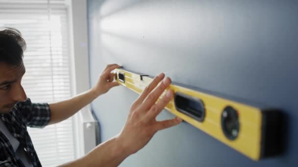 Seguimiento Vídeo Del Hombre Utilizando Nivel Pared Azul Fotografía Con — Vídeo de stock