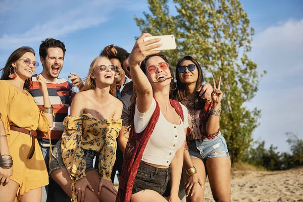 Jovens Sorrindo Pessoas Tirando Uma Selfie — Fotografia de Stock