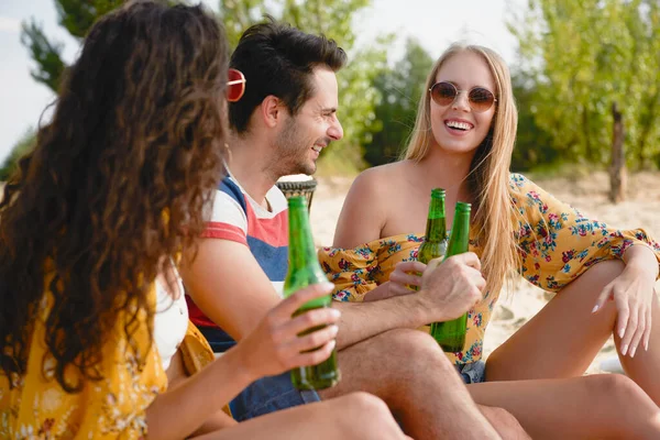 Groupe Amis Passer Bon Temps Avec Des Bouteilles Bière — Photo