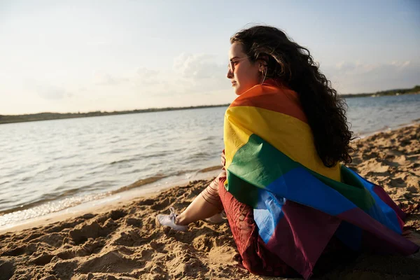 Meisje Zit Het Strand Kijkt Naar Zonsondergang Met Regenboogvlag — Stockfoto