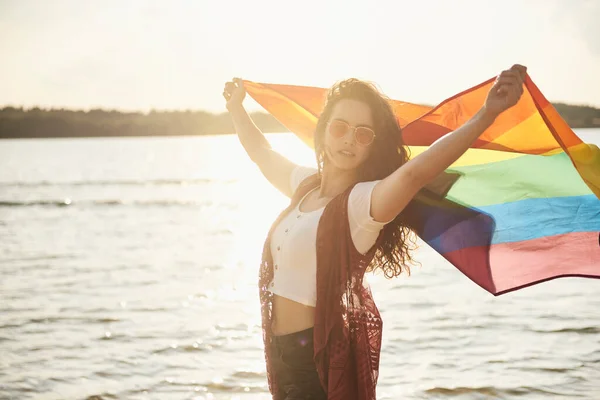 Mooie Jonge Vrouw Met Regenboogvlag Het Strand — Stockfoto