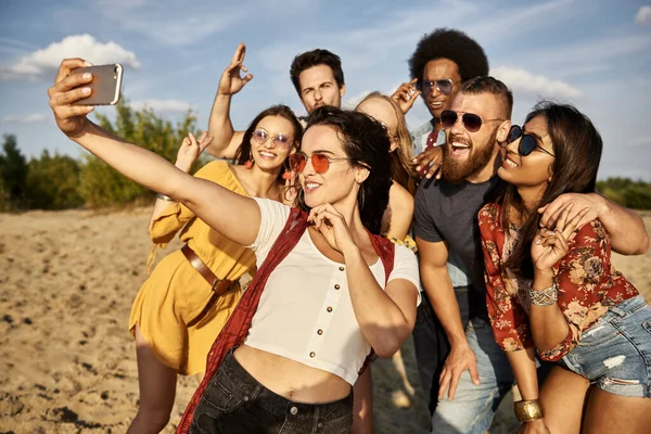 Grupo Amigos Tomando Una Selfie Playa —  Fotos de Stock