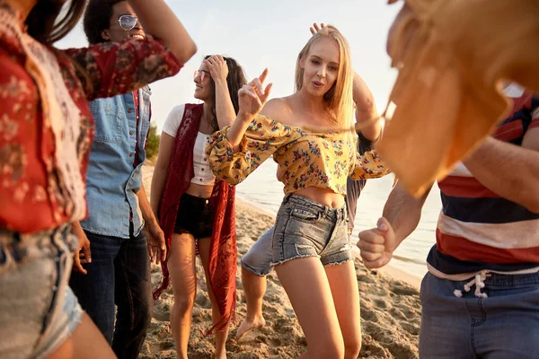 Groupe Jeunes Dansant Coucher Soleil — Photo