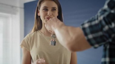 Yeni evin anahtarlarını alan mutlu kadının videosu. 8K 'da kırmızı helyum kamerayla çekildi.