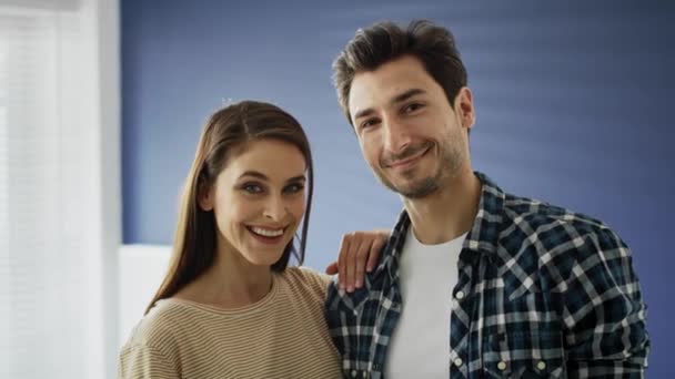 Retrato Vídeo Casal Mostrando Monte Chaves Casa Tiro Com Câmera — Vídeo de Stock