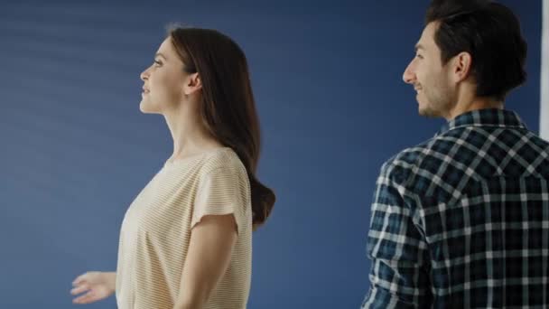 Video Pareja Nueva Casa Vacía Fotografía Con Cámara Helio Red — Vídeo de stock