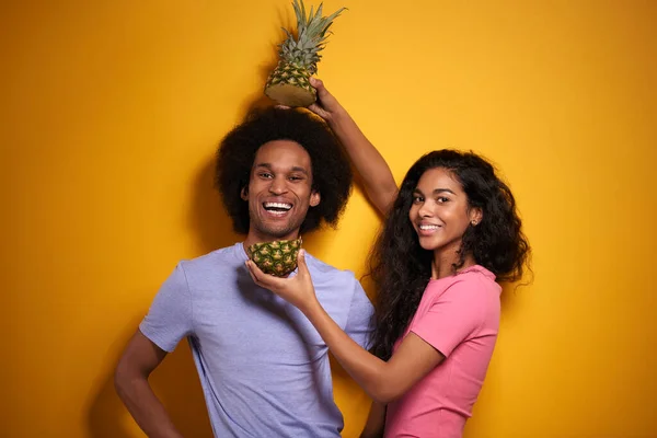 Coppia Allegra Gustoso Ananas — Foto Stock