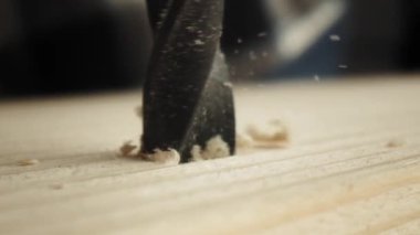 Tahta levha üzerindeki statik delme videosunu kapat. 8K 'da kırmızı helyum kamerayla çekildi.