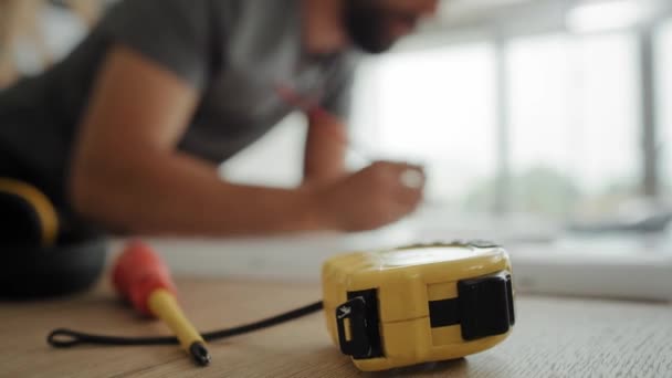 Vidéo Portable Outil Travail Pendant Travail Charpentier Tourné Avec Caméra — Video