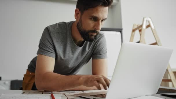 Vídeo Mano Del Carpintero Una Computadora Guardando Los Resultados Fotografía — Vídeos de Stock