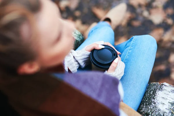 Vista Ángulo Alto Mujer Con Café Relajante Otoño —  Fotos de Stock