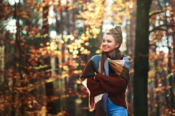 Schöne Junge Frau Spaziert Herbstlichen Wald — Stockfoto
