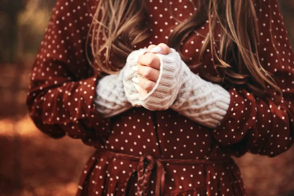 Dettaglio Delle Mani Sulla Donna Nella Foresta — Foto Stock