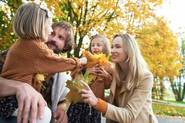 Счастливая Семья Осеннем Фоне — стоковое фото