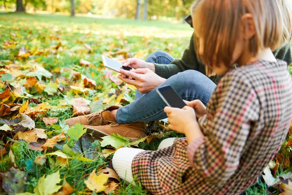 Detail Dívky Její Matky Pomocí Mobilního Telefonu — Stock fotografie