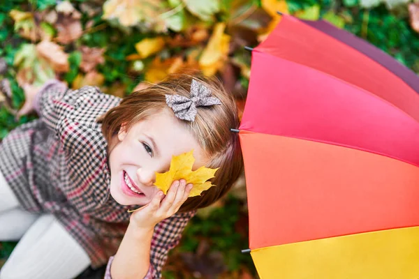 Meisje Heeft Plezier Met Herfstblad Kleurrijke Paraplu — Stockfoto