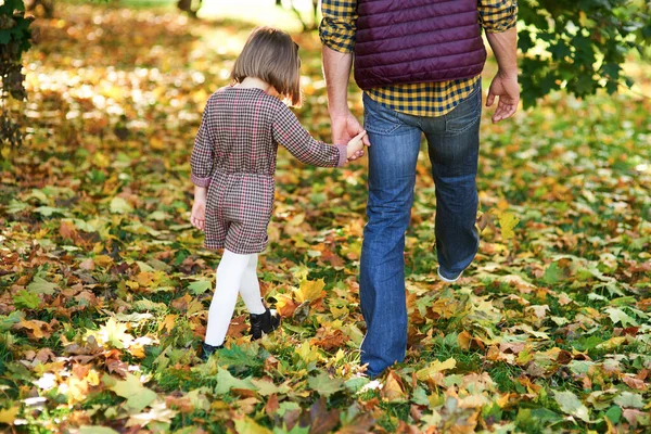 Реальный Вид Ребенка Отца Гуляющих Осенних Нарядах — стоковое фото